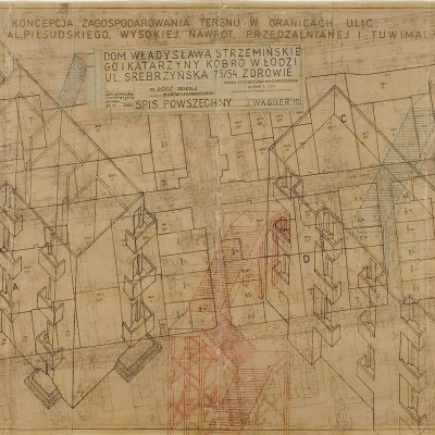 JOLANTA WAGNER, DOM STRZEMIŃSKIEGO I KOBRO Jest To Duży Rysunek O Wymiarach Około 90 Cm X 150 Cm. Przedstawia Dom W Którym W Latach 1933-39 I 1945-51 Mieszkali Katarzyna Kobro I Władysław Strzemiński Z Córką Niką. Jest To Jeden Z Modernistycznych Bloków Na Awangardowym łódzkim Osiedlu Im. Józefa Montwiłła-Mireckiego Zbudowanego W Latach 1928-31. Na Rysunku Widać Właściwie Dwa Domy Ale Jest To Sam Budynek Pokazany Z Dwóch Stron. Obraz Jolanty Wagner Nie Naśladuje Prawdziwego Budynku, Który Przecież Wszyscy Znają, Jest Raczej Wydobyciem Jego Idei, Modernistycznego Ducha. W Górnej Części Obrazu Mieszczony Jest Napis Informujący, że Jako Podłoże Posłużyła Artystce Stara, Znaleziona Na śmietniku Kalka Techniczna Z Planami Ulic Naniesionymi Przed Laty Przez łódzkich Urbanistów. Jolanta Wagner Pokryła Ją Wykonanym Czarnym Tuszem Rysunkiem O Technicznym Charakterze I Zabezpieczyła Woskiem Pszczelim.