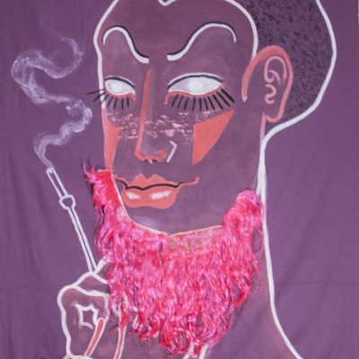 Obraz Pink Beard Diva. Na Tle Fioletowym Jak Winogrona Portret Divy Z Doczepioną Brodą Ze Sztucznych Różowych Włosów. Diva, Namalowana Białym Konturem, Ma Wysokie Zakola Czołowe, Różowe Uszy, W Miejscu Policzków Różowe Trójkąty. Białe Tęczówki Na Białym Tle I Czarne Rzęsy Na Dolnej Powiece Nadają Jej Efekt Nieobecności, Widzenia Wewnętrznego. Usta W Kolorze łososiowym Z Wyraźną Dolną Wargą Oraz Faliste Brwi Podkreślają Kapryśność Divy. W Prawej Dłoni, Z Długimi Pazurkami W Odcieniu Różu, Trzyma Fifkę Z Dymiącym Papierosem. Ma Długą Mocną Szyję, Krótką Okrągłą Głowę, Bardzo Krótkie Kędzierzawe Włosy Zarysowane Okrągłymi Pacnięciami Pędzla I Długi Wąski, Różowy Nos. Ujęta Jest Z Lewego Półprofilu.