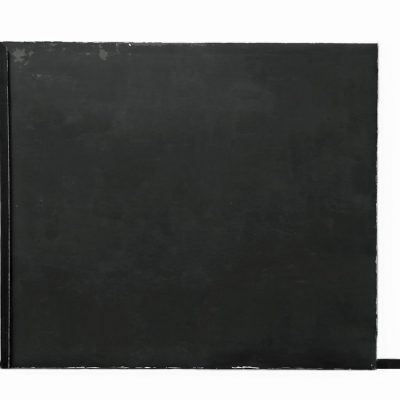 Trzy Czarne Monochromy O Zróżnicowanej Skali Zostały Połączone U Podstawy Czarną Drewnianą Listwą W Porządku Horyzontalnym Z Odstępem Ok. 20 Cm Jeden Od Drugiego.